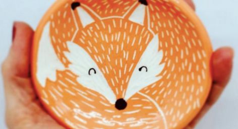 sgraffito - Google Search Sgraffito Plate Designs Easy, Cat Sgraffito, Sgraffito Animal Designs, Sgraffito On Plates, Fox Sgraffito, Coffee Cup Crafts, Sgraffito Technique, Ceramic Cafe, Beginner Pottery