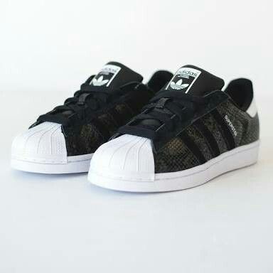 Superstar Adidas Black, Adidas Superstar Black And White, Adidas Superstar Black, Adidas Originals Jacket, Nike Shoes Blue, Adidas Star, Black Superstar, Biker Wear, Custom Shoes Diy