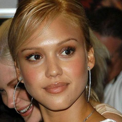 jessicaalba_goddess on Instagram Jessica Alba 2000s Makeup, 90s Summer Makeup, 2000s Natural Makeup, Jessica Alba Nose, Jessica Alba 2000s, Goddess Makeup Look, Jessica Alba Makeup, 00s Makeup, 2000s Makeup Looks