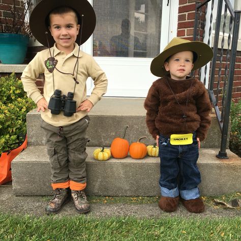 Park Ranger and Smokey Bear siblings costume ❤️ Halloween Costumes For Siblings, Costumes For Siblings, Lumberjack Costume, Ranger Costume, Sibling Halloween Costumes, Costume Family, Sibling Costume, Themed Halloween Costumes, Owl Costume