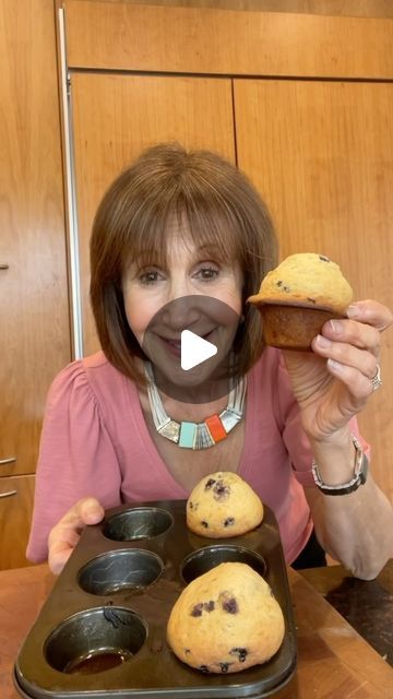 Rose Reisman on Instagram: "If you love a Seinfeld “muffin top”, then you’ve got to try this hack for bakery style muffins! As an experienced baker, I can’t believe how well this works. Thanks to beth_the first year for the inspiration! Amazing hack. Here are the steps to follow: 1. Let your batter rest 15 minutes before baking. 2. Preheat oven 425°F. 3. Fill up every other cup. 4. Bake at 425°F for 7 minutes, reduce heat to 350°F for another 7 minutes or until tester comes out dry. Enjoy! . . . #rosereisman #rosetip #cookbookauthor #chefathome #homemade #nutritionist #kitchenhack #bakingtip #baking #muffins #seinfeld #muffintops #bakerystyle" Muffin For One, Bakery Muffins, Bakery Style Muffins, Baking Muffins, Cookie Cups, Breakfast Muffins, Quick Breads, 7 Minutes, Delicious Treats