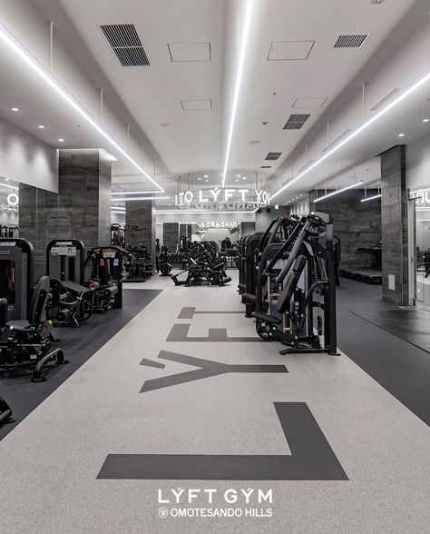 Black And White Gym Interior, White Gym Interior, Gym White Aesthetic, Private Gym Design, Luxurious Gym, Commercial Gym Design, Fitness Center Design, Warehouse Gym, Sports Facility Architecture