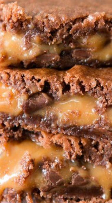 Brownies Video, Brownies Caramel, Caramel Brownies Recipe, Brownie Desserts Recipes, Resep Brownies, Oh Sweet Basil, Brownies Recipe Homemade, Chocolate And Caramel, How To Make Caramel