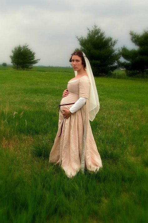 Romantic History: Pink side-lacing kirtle. Pregnant in the SCA. Veil and hair are cute too! German Outfits Women, Medieval Dress Peasant, Jousting Tournament, Middle Ages Clothing, Sca Costumes, Linen Gown, Vintage Maternity, Woolen Clothes, Medieval Garb