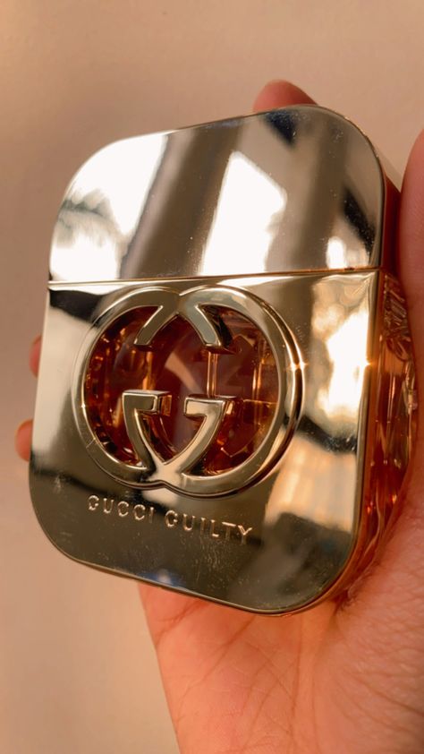 Gucci Perfume Aesthetic, Branded Perfumes, Parfum Gucci, Aesthetic Cosmetics, Favourite Perfume, Seductive Perfume, Gucci Perfume, Fragrance Lab, Cafe Pictures