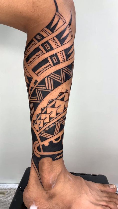 Polenisian Tattoo Ideas, Polenisian Tattoo, Maori Tattoo Leg, Leg Tattoo Design, Tato Irezumi, Leg Tattoo Designs, Leg Band Tattoos, Line Art Tattoos Men, Art Tattoos Men