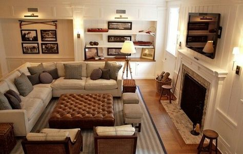 Sectional in front of fireplace Sectional Couch Decor, Fireplace Furniture Layout, Family Room Layout, Fireplace Furniture, Small Living Room Layout, Open Family Room, Interior Design Minimalist, Small Family Room, Family Room Furniture