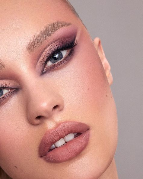 KKW BEAUTY na Instagramie: „Still feeling a romantic look? Try recreating this glam with the Matte Mauve Pressed Powder Palette, Black Eyeliner, Mascara, Fuzzy Pink…” Mauve Lipstick Makeup, Mauve Eyeshadow, Mauve Makeup, Cut Crease Eye Makeup, Purple Makeup Looks, Mauve Lipstick, Pink Eyeliner, Powder Palette, Kylie Jenner Lipstick