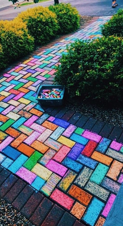 Fun Chalk Art, Brick Walkway, Chalk Design, Frida Art, Sidewalk Chalk Art, Sidewalk Art, Tapeta Galaxie, Art Tumblr, Large Backyard