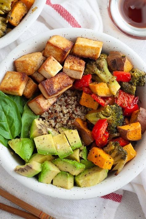 Buddah Bowl Aesthetic, Buddha Bowl Aesthetic, Tofu Bowl Recipe, Tofu Buddha Bowl, Healthy Food Vegan, Tofu Food, Tofu Avocado, Veggie Lunch, Tofu Bowl