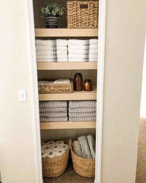 Bathroom Closet Organization, Desain Pantry, House Organisation, Restroom Decor, Linen Closet Organization, Bathroom Decor Apartment, Bathroom Design Decor, Home Organisation, Apartment Decor Inspiration