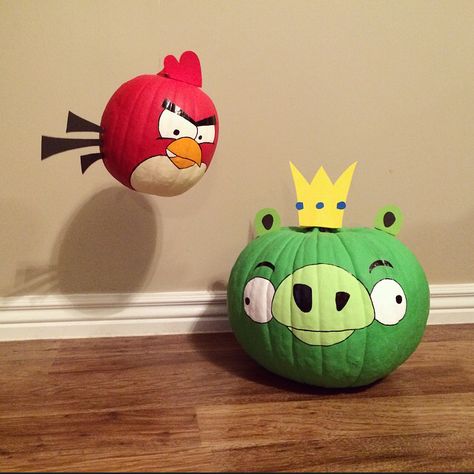 Angry Birds Hand Painted Pumpkins! Angry Bird Pumpkin Painting, Monster Pumpkin Painting, Pumpkin Zombie Painting, Pig Painted Pumpkin, Angry Pumpkin Face, Green Angry Bird, Angry Birds Pumpkin, Character Pumpkins, Hand Painted Pumpkin