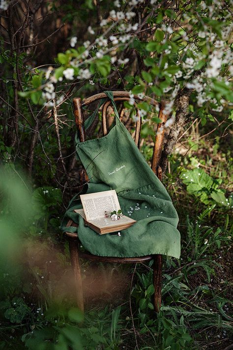 Traditional Aprons, Green Apron, Diy Outdoor Decor, Garden Photography, Cottagecore Aesthetic, Grand Art, Back To Nature, Linen Apron, A Chair