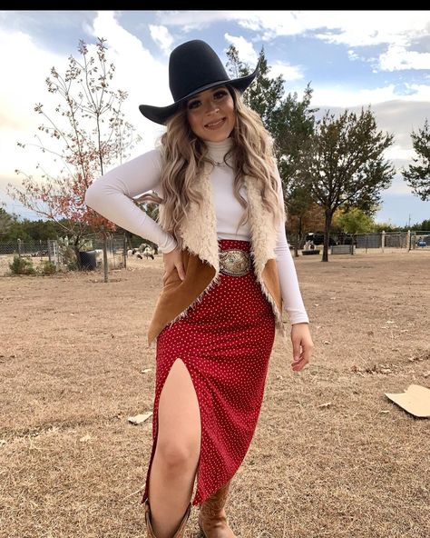 Brenda Sandoval on Instagram: “Que te vaya bien ,pero a mi me va ir mejor 🤫” Western Skirt Outfits, Country Western Outfits, Country Chic Outfits, Cowgirl Style Outfits, Cowgirl Dresses, Bota Country, Country Style Outfits, Western Wear Outfits, Cute Country Outfits