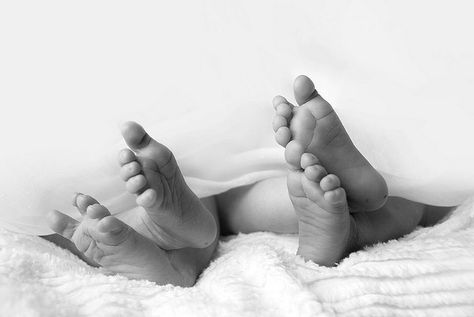 crossed twin feet -  i'd do daddy's rings on one baby and momma's on the other baby Newborn Twin Photos, Twin Baby Photography, Twin Baby Photos, Twin Pictures, Foto Kids, Twin Photography, Twin Photos, Newborn Photography Poses