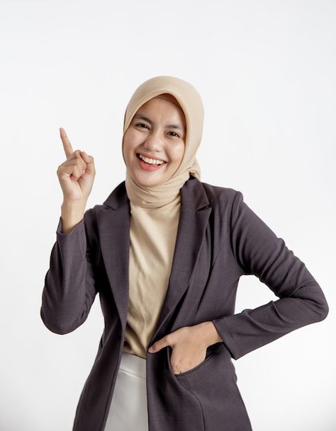 Foto Formal Kerja Hijab, Nailart Photoshoot, Muslim Business Women, Foto Formal Kerja, Y2k Pose, Hijab Office, Professional Profile Pictures, Pocket Office, Tuxedo Colors