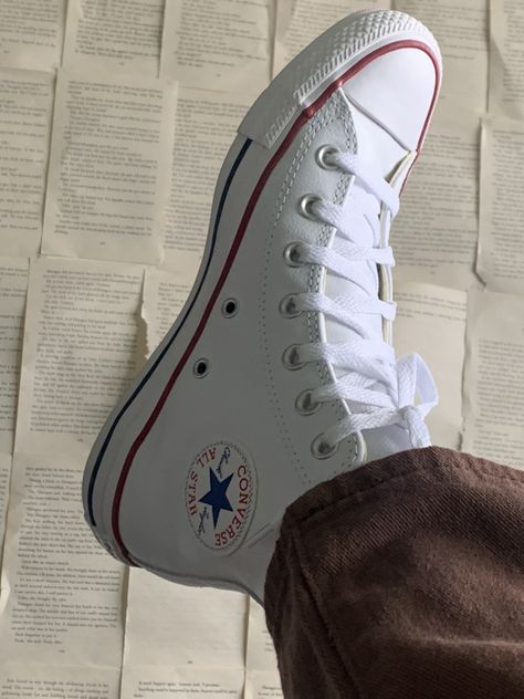 Star Aestethic, Vintage White Converse Sneakers, Monochrome White Converse, Aesthetic White Converse, White Converse Aesthetic, Black And White Converse Aesthetic, Converse White Low Cut, Mens Converse Outfit, Aesthetic Tennis