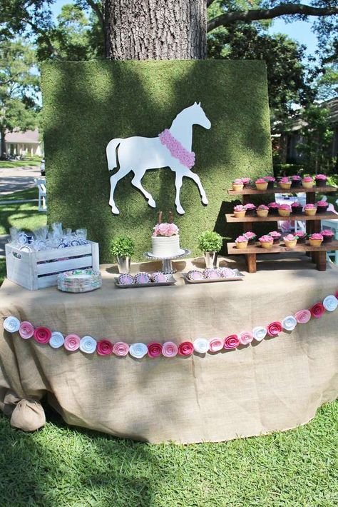 Lovely Kentucky Derby birthday party! See more party ideas at CatchMyParty.com! Horse Racing Party Decorations, Derby Birthday Party, Kentucky Derby Birthday Party, Kentucky Derby Birthday, Horse Birthday Party Invitations, Kentucky Derby Party Ideas Decoration, Horse Theme Birthday Party, Derby Decor, Kentucky Derby Party Outfit