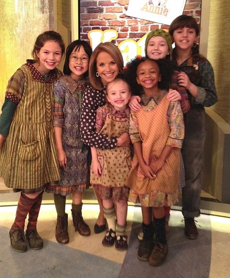 annie costume ideas | Costumes Ideas for Musical Theatre / #Annie The Musical #Costumes Annie Orphans, Taylor Richardson, Dirty Aprons, Annie Props, Orphan Annie Costume, Annie Broadway, Broadway Musicals Costumes, Lilla Crawford, Annie On Broadway