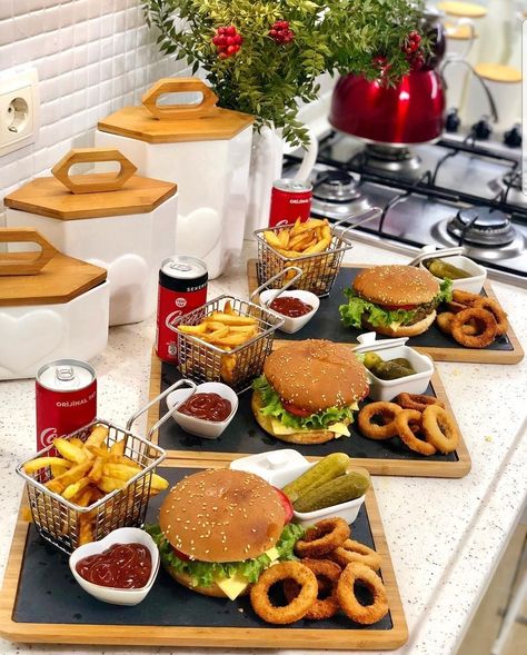 Lunch Presentation Ideas, Healthy Food Bar Design, Meal Presentation Ideas, Dinner Presentation Ideas, Burger Decoration Ideas, Burger Plating Ideas, Burger Presentation Ideas, Burger Night Ideas, Snack Bar Ideas Home