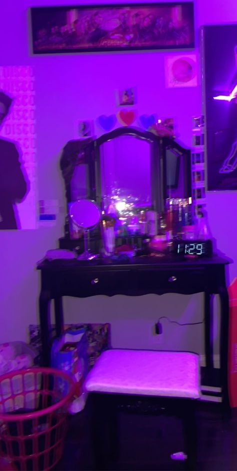 Dark Purple Room Ideas Bedrooms, Grunge Vanity, Purple Aesthetic Bedroom Ideas, Room Aesthetic Purple, Purple Aesthetic Bedroom, Dark Purple Room, Y2k Room Ideas, Dr Bedroom, Purple Vanity