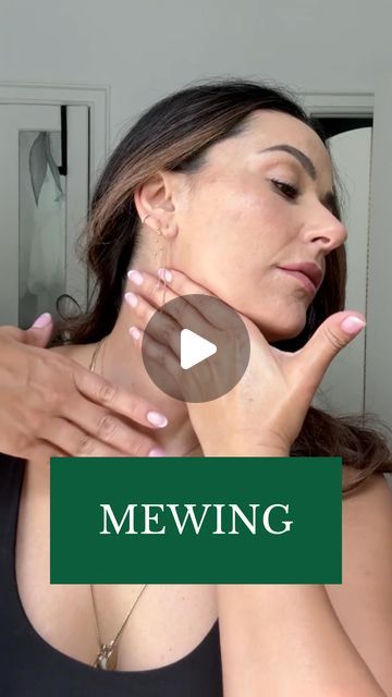 The FIX Method | Facial Massage Program on Instagram: "Mewing has become a viral trend, promising to give you that photo-ready, snatched jawline. 📸  But what if you could supercharge those results?  By combining mewing with these three simple movements, you can tighten your jawline even more and fight off that double chin for a sculpted look. 🤲  1️⃣ Use your thumbs to sweep upwards from your neck to the tip of your chin. This movement targets the muscles in your neck and under your chin, to release tension that can cause the look of a double chin.  2️⃣ Take your two fingers and begin sweeping from the center of your chin outwards, towards your jawline. This movement works to further release tension in the lower part of your face, which can help create a more defined contour.  3️⃣ Gently Mewing Jawline Women, What Is Mewing, Double Chin Massage, Mewing Jawline, Snatched Jawline, Cleft Chin, Massage Training, Chin Tuck, Skin Therapist