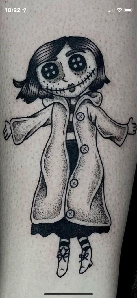 Wybie Lovat Drawing, Coraline Tattoo Black And White, Creepy Coraline Tattoo, Wybie Coraline Tattoo, Coraline Traditional Tattoo, Girly Horror Tattoo, Coraline And Wybie Tattoo, Coraline Button Tattoo, Coraline Sleeve Tattoo