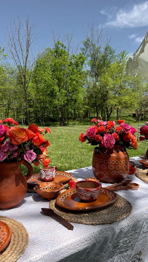 Viridiana Rodriguez | Brunch mexicano con tus amigas para celebrar el día de las madres! 🇲🇽💖✨ #brunchmexicano #diadelasmadres #mamasmexicanas #fiestamexicana | Instagram Fiesta Mexicana Dessert Table, Mexican Hacienda Theme Party, Hacienda Style Table Decor, Mexican Wedding Decor Ideas, Mexican Brunch Party, Mexican Plates Table Settings, Mexican Garden Party, Hacienda Wedding Decor Centerpieces, Mexican Birthday Party Ideas For Adults