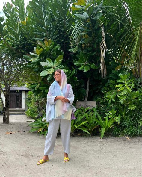 Dubai Hijab Outfit, Tropical Outfit Hijab, Bali Outfit Ideas Hijab, Modest Beach Wear, Modest Outfits Muslim, Hijab Summer, Holiday Outfits Summer, Tropical Outfit, Outfits Hijab