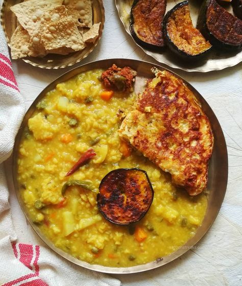 Nashta Recipe, Dal Khichdi, Rainy Day Recipes, Indian Fast Food, Khichdi Recipe, Bangladeshi Food, Bengali Food, Red Lentils, Dal Recipe