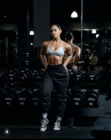 Gym Girl Posing Ideas, Professional Gym Photos, Poses Gym Mujer, Body Builder Women, Fitness Photoshoot Ideas Gym, Front Poses, Powerlifting Pictures, Gym Photoshoot Women, Gym Photography Women