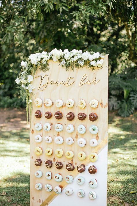 Casamento no Nosso celeiro em verde e branco com muitos detalhes handmade e pegada boho. Placa de madeira para donuts. Donut bar handmade. Feito à mão. Donut Station, Beach Wedding Setup, Donut Wall Wedding, Party Rental Ideas, Doughnut Party, Post Prom, Donut Display, Bow Display, Wedding Donuts