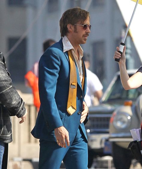 Ryan Gosling Hair, The Nice Guys, Detective Aesthetic, With Girlfriend, Райан Гослинг, Nice Guys, First Time Dad, Eva Mendes, Retro Blue