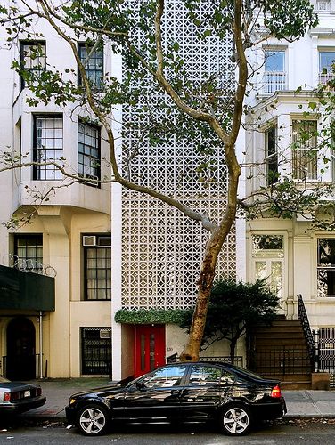 Edward Durrell Stone House, 130 East 64th Street,  New York by Edward Durell Stone in 1956 Townhouse Facade, Brick Screen, Townhouse Nyc, Edward Durell Stone, Iconic Houses, Urban Housing, Future Buildings, New York Architecture, Tropical Architecture