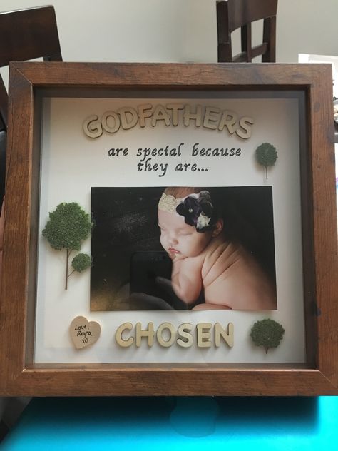 Godfather DIY Shadow Box Gift Padrinos Proposal, Shadowbox Ideas, Baby Drama, Diy Father's Day Crafts, Shadow Box Gifts, Shadow Frame, Diy Shadow Box, Instagram Username Ideas, Godfather Gifts