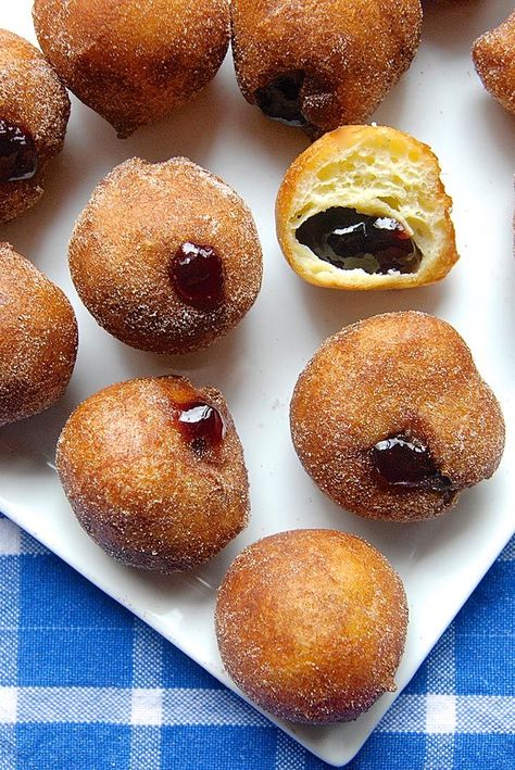 Sufganiyot Recipe, Doughnuts Recipe, Jelly Doughnuts, Meringue Pie Recipes, Doughnut Holes, Hanukkah Food, Yeast Dough, Jewish Food, King Food