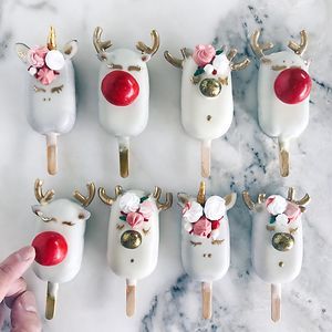 Christmas Desserts Kids, Popsicles Cake, Delicious Christmas Desserts, Christmas Cake Pops, Leftover Cake, Christmas Sweets, Christmas Cupcakes, Christmas Goodies, Savoury Cake