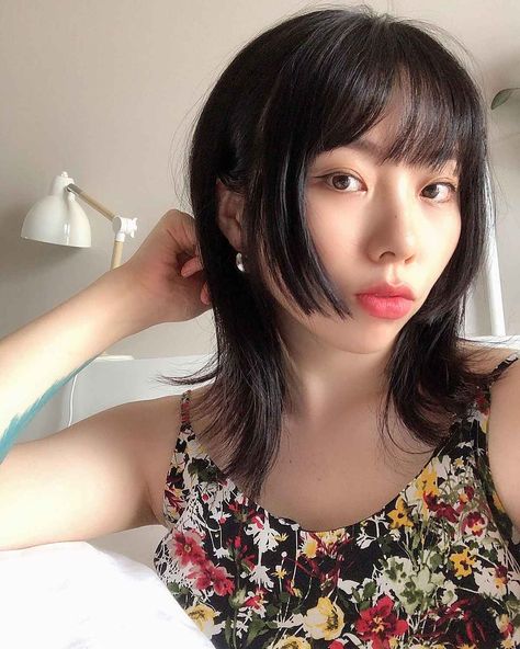 26 Hottest Ways to Get The Hime Haircut Trend Mullet Wolf Hime Cut, Short Hime Haircut Layered, Hemi Haircut, Hime Haircut With Bangs, Hime Haircut Wavy Hair, Hime Cut Mullet, Hime Bangs Short Hair, Soft Hime Haircut, Hime Cut Wavy Hair