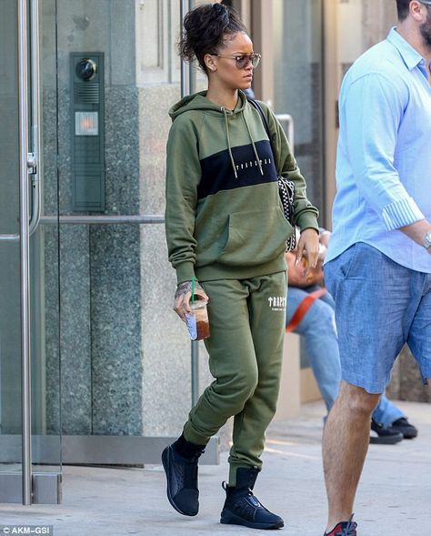 Comfort comes first: The singer wore army green tracksuit bottoms with a… Rihanna Style 2015, Sweatsuit Outfits Women, Sports Wear Outfits, Sweatsuit Outfits, Matching Sweatsuit, Rihanna Style, Rihanna Fenty, Outfits Women, Street Style Looks