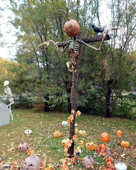 Static: Pumpkin King Scarecrow part 2 Diy Halloween Scarecrow, Haunted Pumpkin Patch, Halloween Lawn Decorations, Halloween Props Scary, Outside Halloween Decorations, Pumpkin Scarecrow, Halloween Lawn, Creepy Pumpkin, Haunted House Decorations