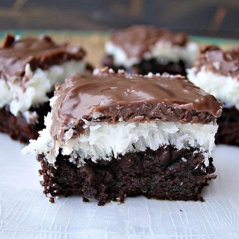 MOUNDS CAKE is an easy and quick healthy All Recipes keto dinner ideas recipes that you can cook if you like . In Tasty Recipes blog we got the best easy Candy Bar Brownies, Mounds Cake, Mounds Candy, Coconut Frosting, Brownie Desserts, Vegetarian Cake, Moist Chocolate Cake, Dessert Salads, Yellow Cake Mixes