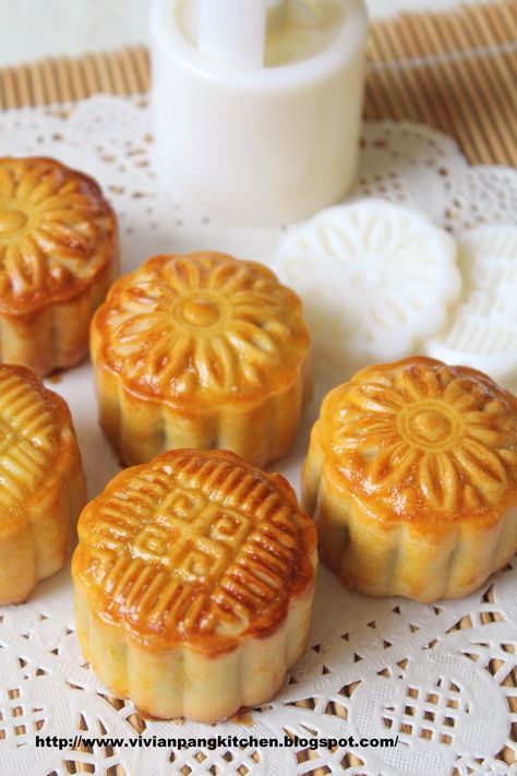 Cantonese Style Baked Mooncake Chinese Moon Cake, Mooncake Recipe, Chinese Cake, Cake Festival, Moon Cakes, Chinese Dessert, I Wait, Asian Desserts, Mooncake