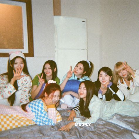 Friends Group Photo, Best Friends Aesthetic, Japanese Aesthetic, + Core + Aesthetic, Group Of Friends, Crazy Girls, Friendship Goals, Group Photos, Low Quality