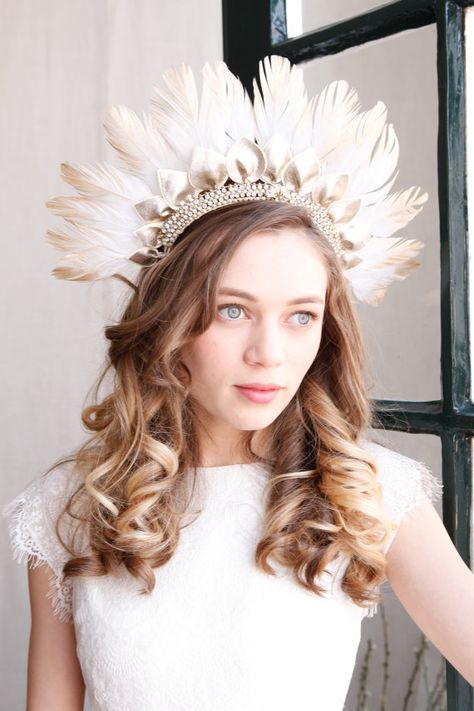 25 Wedding Headpieces That Are Perfect For Your Beautiful Boho Wedding! Beach Wedding Headpieces, Gold Headpiece Wedding, Bohemian Headpiece, Tan Skin Blonde Hair, Floral Headpiece Wedding, Festival Headpiece, Wedding Headpieces, Headpiece Diy, Bridal Hair Headpiece