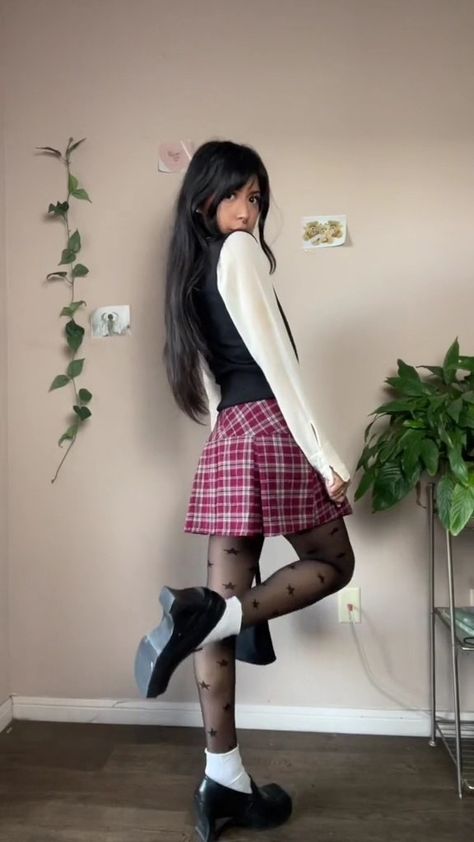 Stockings And Skirt, Grunge Fashion Outfits, Mini Skirt Fashion, Seductive Clothes, Black Pantyhose, White Socks, Fashion Tights, White Sock, Women Life