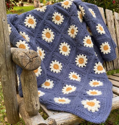 Daisy Crochet Blanket, Daisy Blanket, Daisy Crochet, Crochet Baby Cardigan, Easy Crochet Projects, Crochet Daisy, Crochet Patterns Free Blanket, Granny Square Blanket, Crochet Square Patterns