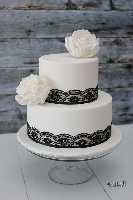 Black and White Wedding Cake... Wedding ideas for brides, grooms, parents & planners ... https://itunes.apple.com/us/app/the-gold-wedding-planner/id498112599?ls=1=8 … plus how to organise an entire wedding ♥ The Gold Wedding Planner iPhone App ♥ Black Lace Wedding Cake, Wedding Cakes Simple, Cakes Purple, White And Black Wedding, Wedding Cake Simple Elegant, Black Wedding Cake, Cakes Simple, Black And White Wedding Cake, Buffet Dessert