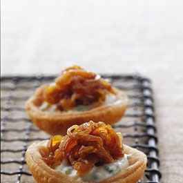 Onion Tartlets, Sliced Onion, Tartlets Recipe, Caramelized Onion, Party Food Appetizers, Small Bites, Caramelized Onions, Appetizers For Party, Appetizer Snacks