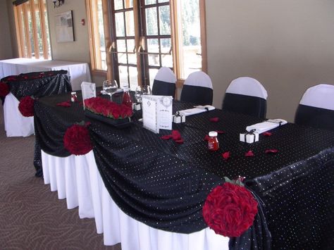 Black Wedding Couple, White And Black Wedding, Wedding Couple Table, Gothic Cake, Red Carpet Affair, Nerd Wedding, Formal Table Setting, New Years Wedding, Summer Wedding Decorations