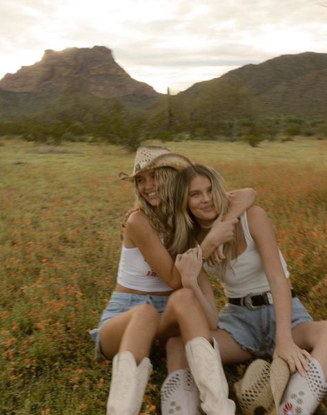 Best Friend Photoshoot Aesthetic, Two Friends Photoshoot Aesthetic, Cute Friend Photoshoot, Cute Cowgirl Pictures, 2 Friend Photoshoot, Fall Photoshoot Ideas Friends, Picture Pose Ideas With Friends, Mackenzie Core Aesthetic, Photo Shoot Ideas Friends